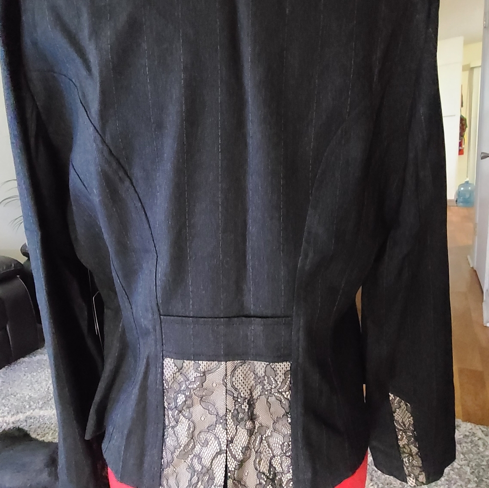 Beautiful blazer - Picture 2 of 6